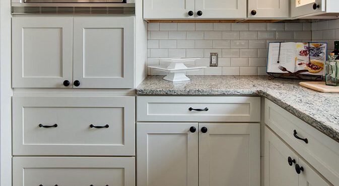 Where To Put Knobs and Pulls on Kitchen Cabinets? 2