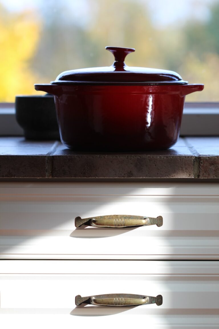 Where To Put Hardware On Kitchen Cabinets?